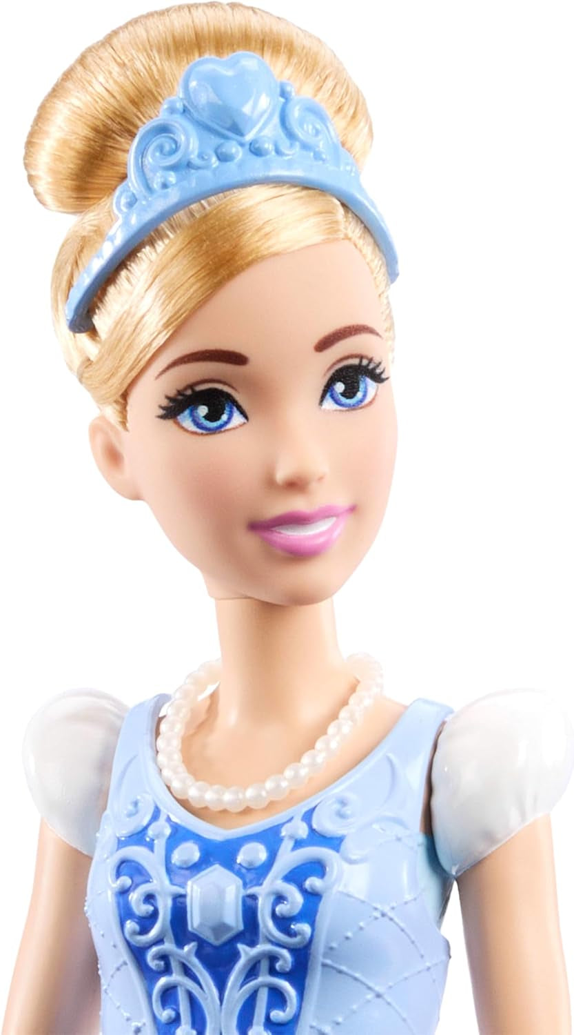 Módní panenka Mattel Disney Princess Toys Popelka se 2 oblečky, 9 doplňky, 2 topy se sponkami a 2 sukněmi. Příběhy 2 v 1 inspirované filmem Disney, JCR95