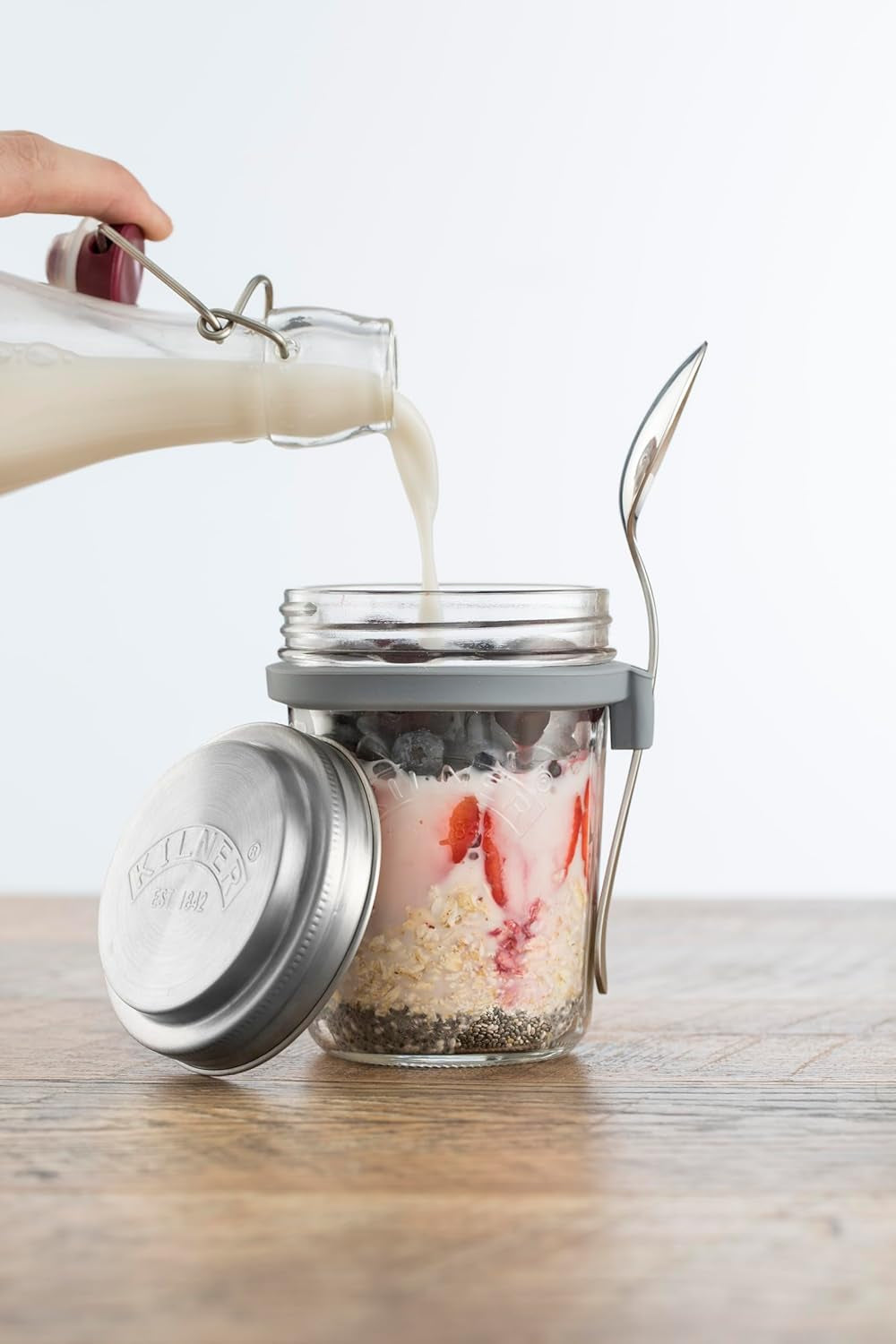 Snídaňová dóza Kilner se lžičkou / 350 ml, Ø 9,5 cm / 5 kusů | kelímek na müsli s sebou / netoxický / skleněná nádoba s víkem na müsli, kaši a jogurt / nádoba na oves na noc Naty Shop Boxy na skladování potravin