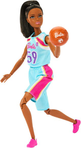 Barbie Made to Move Panenka a doplňky, bruneta basketbalistka s odnímatelnými sportovními šaty a míčem, 22 kloubů, HKT74