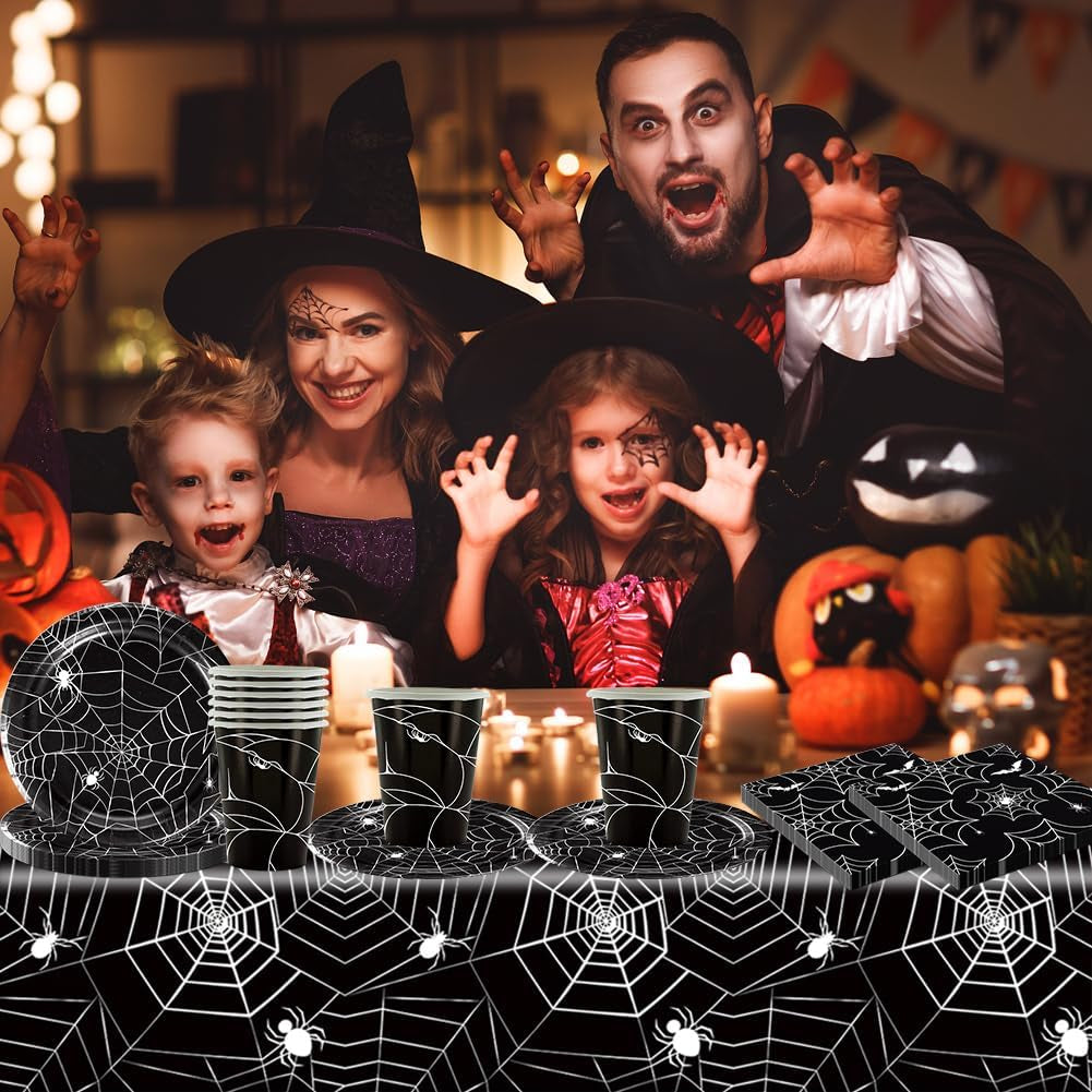 49dílná sada papírových příborů Halloween Spider včetně talířů, ubrousků, sklenic a ubrusu. Černá sada nádobí s dezertními talířky, ubrousky a skleničkami.