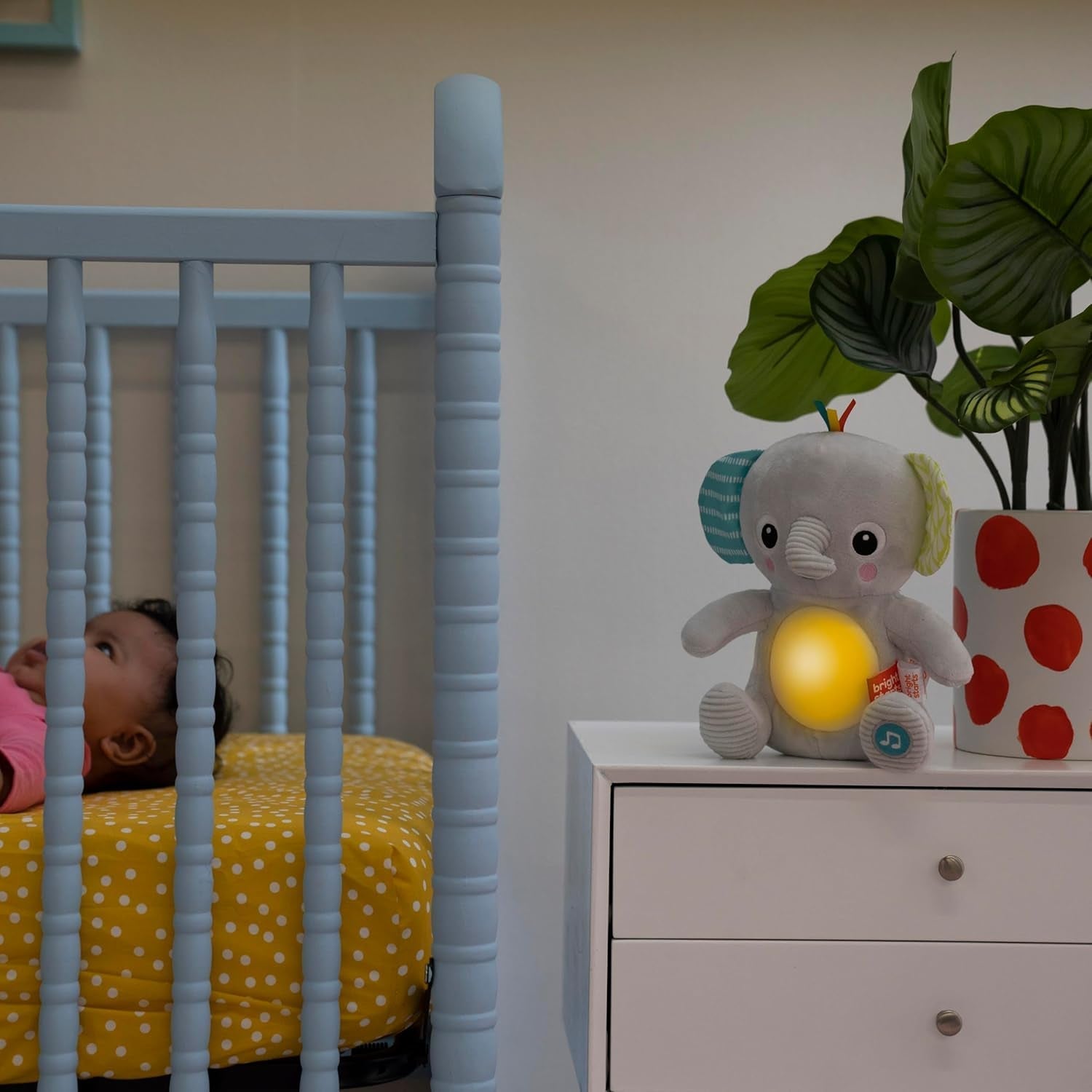 Bright Starts, hračka slona Hug-a-bye se světly, písničkami, různými texturami a dalšími, vícebarevné hračky Bebe Naty Shop