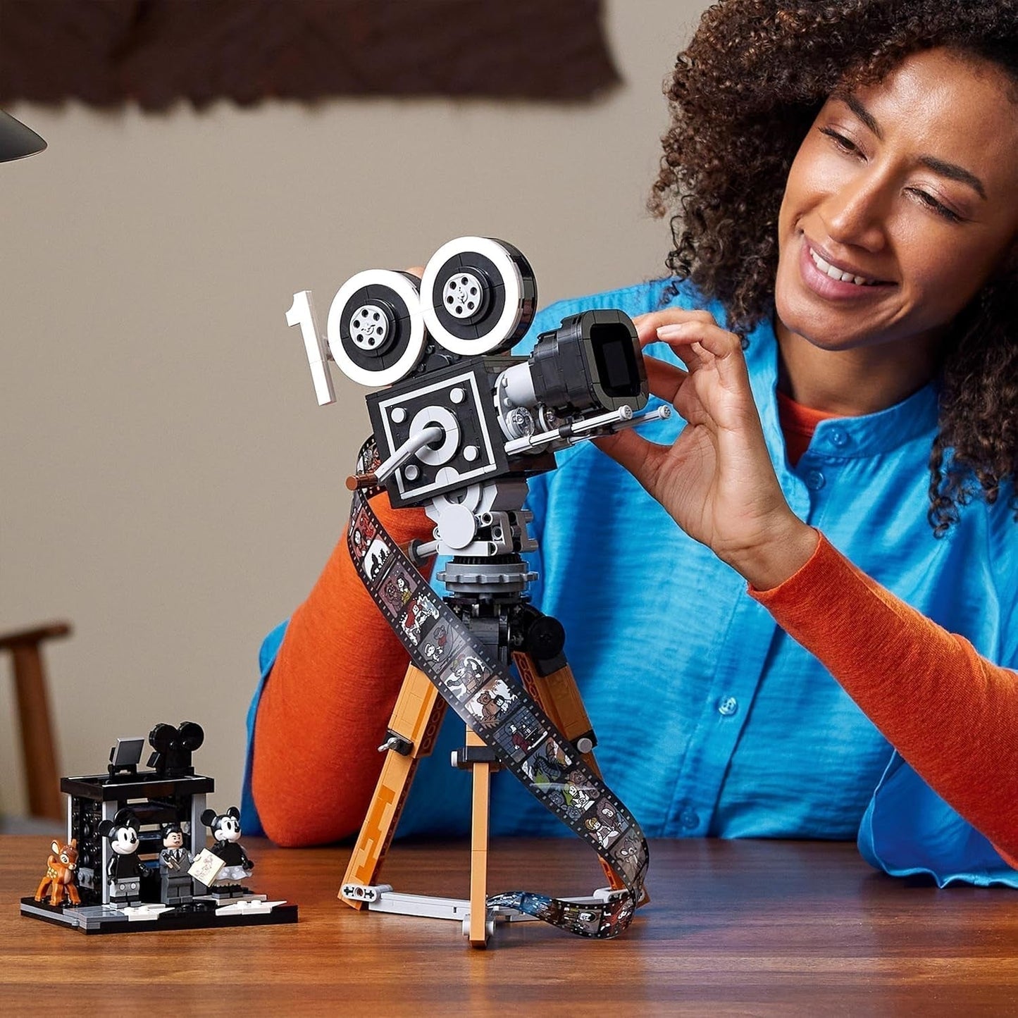 LEGO | Disney Camera – Pocta Waltu Disneymu, Sada pro dospělé s minifigurkami Mickeyho a Minnie Mouse, figurkami Bambi a Dumbo, Dárek pro ženy, muže a fanoušky, Výstava 43230 Stavebnice Besuche den LEGO-Store