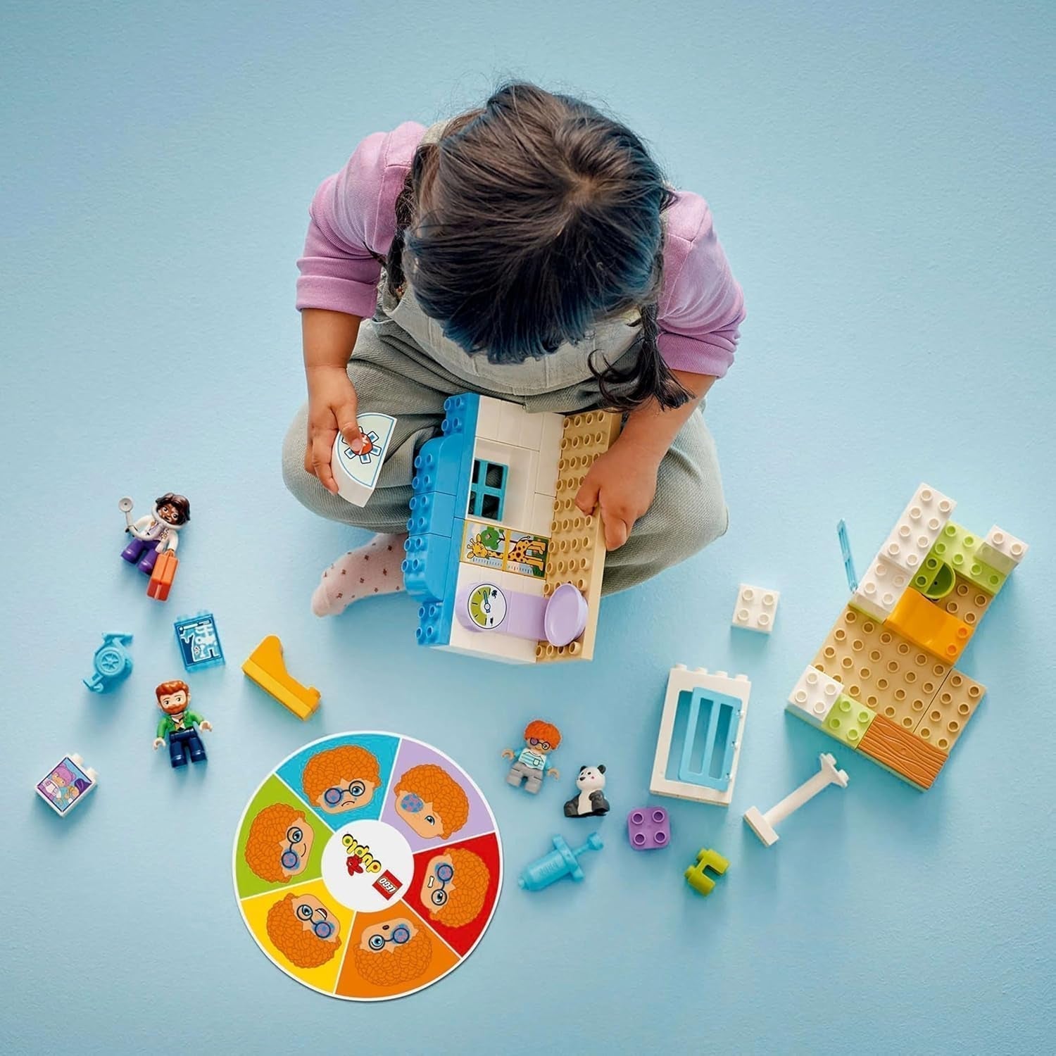 LEGO DUPLO Town První návštěva doktora, Stavebnice, Hrací sada na podporu jemné motoriky, Dárek pro batolata od 2 let, Vzdělávací hračka, Nemocniční hra na hrdiny 10449 Stavebnic Besuche den LEGO-Store