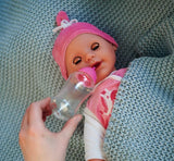 Simba 105140489 - Panenka Laura Baby Talk, 38 cm panenka s měkkým tělem a ospalýma očima v roztomilém overalu, 24 dětských zvuků, panenka na hraní, panenka, věk 2+