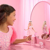 Panenka Barbie Deluxe Styl č. 3 s oblečením Barbiecore, blond vlasy ve vysokém drdolu, pastelově růžové šaty s velkou mašlí a doplňky jako síťované punčocháče, HYV27 Naty Shop Dolls