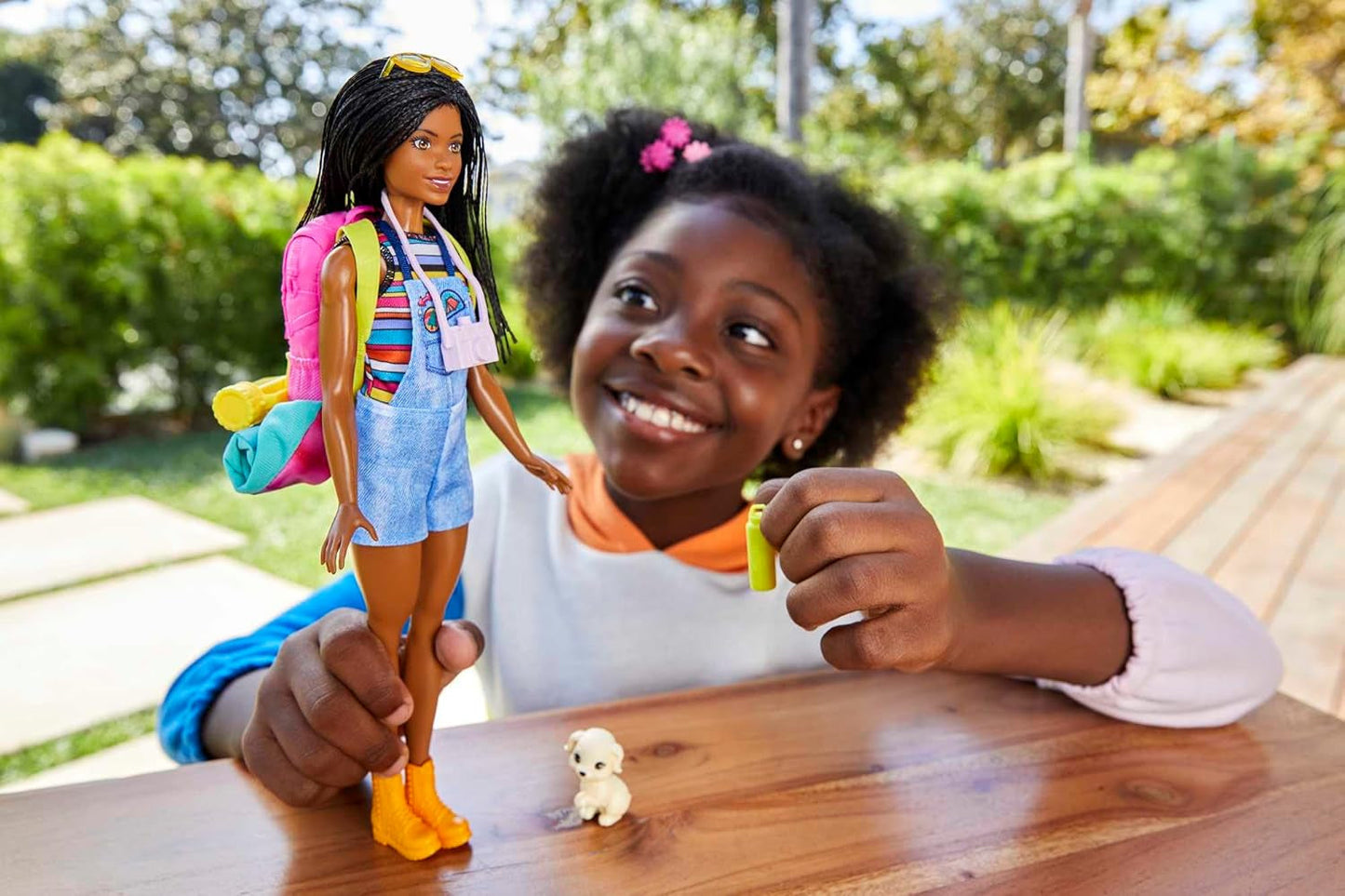 Panenka Barbie HDF74 ve dvou baleních! Brooklyn Camping Doll (bruneta se zapletenými copánky, cca 29 cm) se štěnětem, batohem, spacím pytlem, 10 kempingovými doplňky, dárek pro děti od 3 let