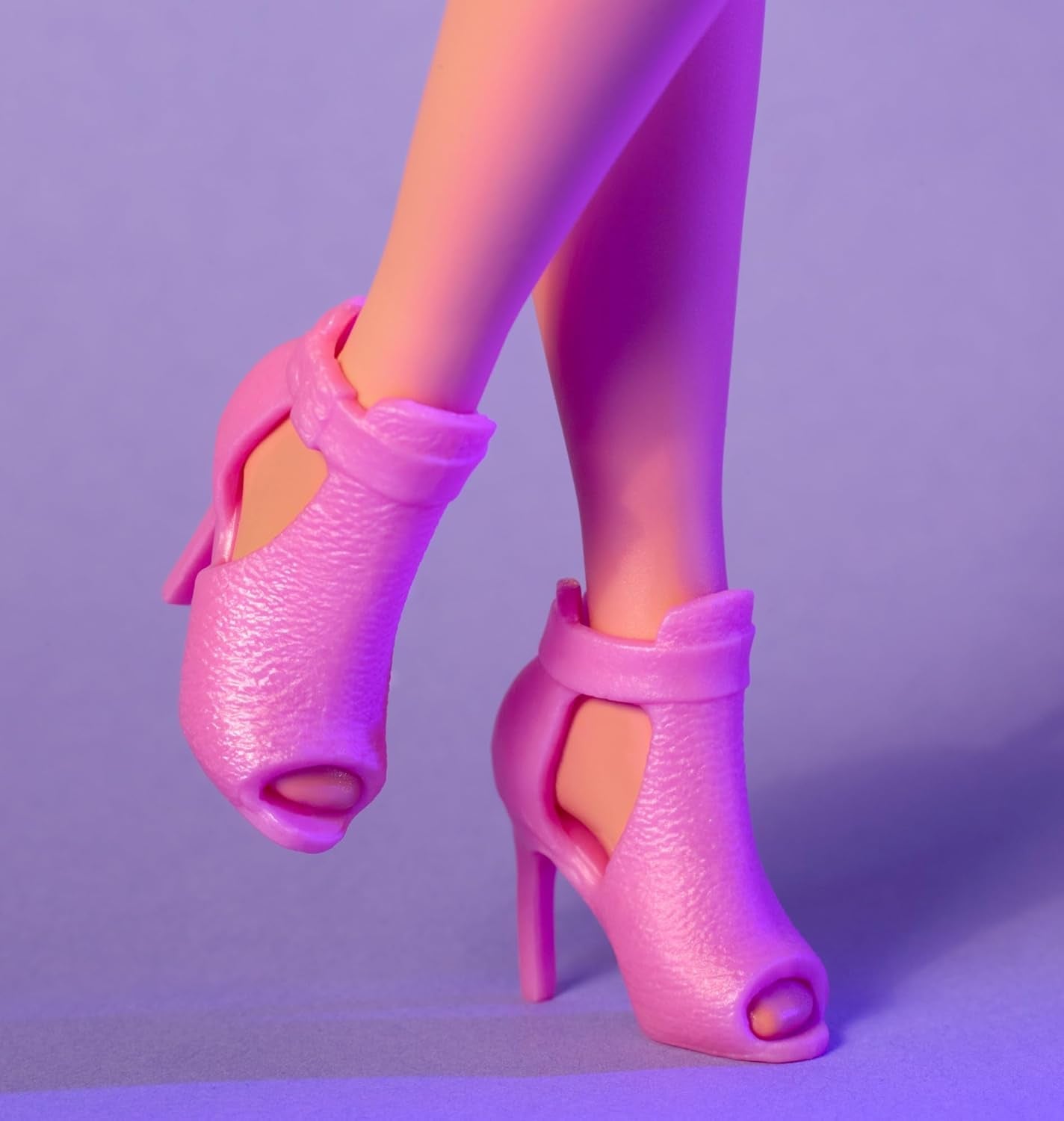 Panenka Barbie Looks, sběratelská figurka č. 24 s hnědými vlasy a moderní módou Y2K, třpytivé šaty bez ramínek s vysokými podpatky, HRM16 Naty Shop Dolls