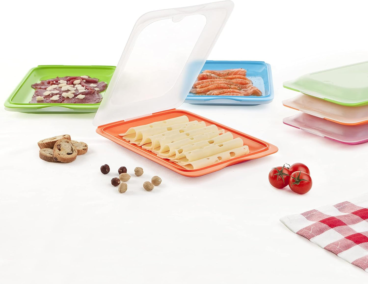 Sada 4 krabic TATAY Fresh Slicer Box, bez BPA, opakovaně použitelné, stohovatelné, do myčky a MWO, náhodné barvy. Rozměry 17 cm x 3,2 cm x 25,2 cm Naty Shop boxy na skladování potravin