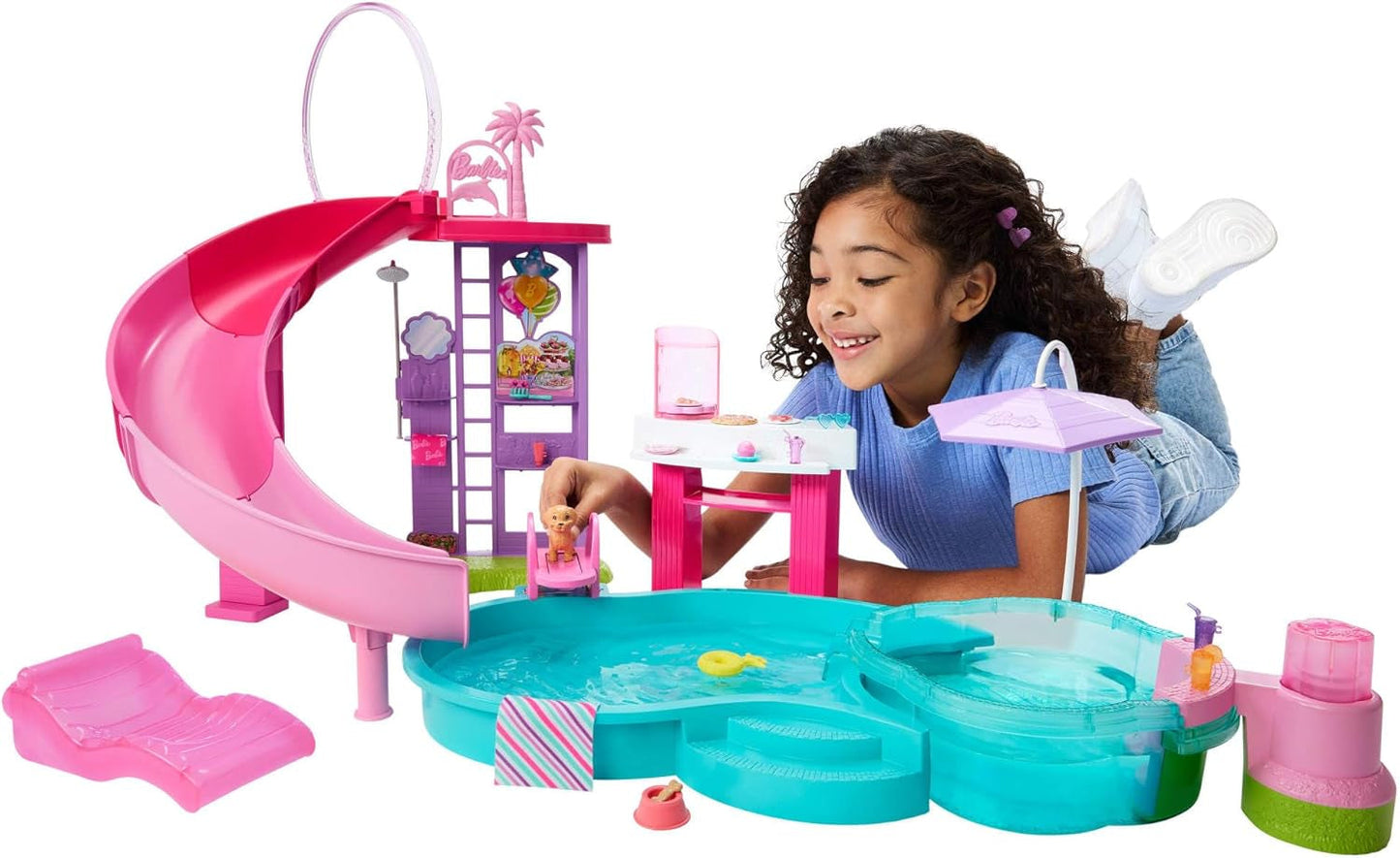 Hrací sada Barbie Dream Pool se šesti hracími plochami včetně skluzavky a jacuzzi, plus více než 20 doplňků, jako je domácí mazlíček, plovací kruhy a další, JKG83