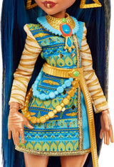 Monster High Cleo de Nile Puppe, Mummie Modepuppe, Königliches Outfit, Killerstiefel, Pyramidenrucksack, Zubehör, pro Kinder ab 4 Jahren, HHK54