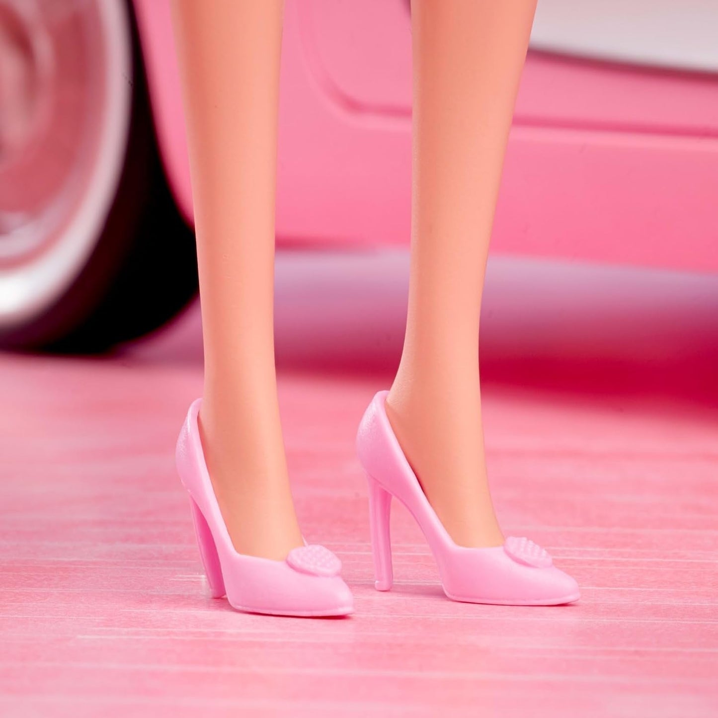 Barbie Film podle filmu Margot Robbie jako sběratelská figurka Barbie v růžové halence a tylové sukni se stylizovaným účesem a ladícími šperky JBJ53