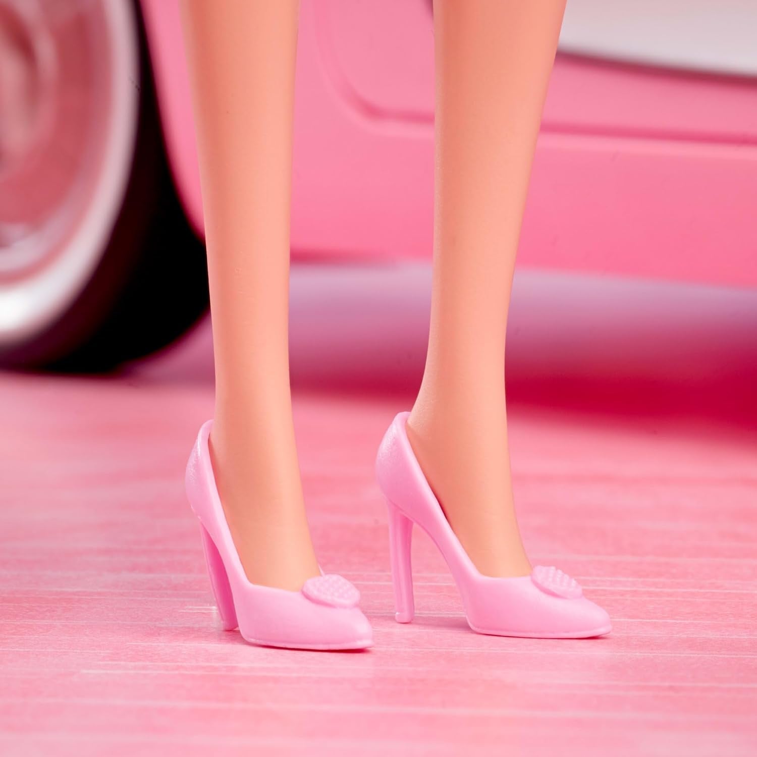 Barbie Film podle filmu Margot Robbie jako sběratelská figurka Barbie v růžové halence a tylové sukni se stylizovaným účesem a ladícími šperky JBJ53