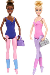Barbie Ballettstudio Set se 2 loutkama a 9 koulemi, blondýnka a brunetka Balerína-Modepuppen s aussietzem Outfit and zum Tanzmotto passten Teilen, HXC37, [Multicolor]
