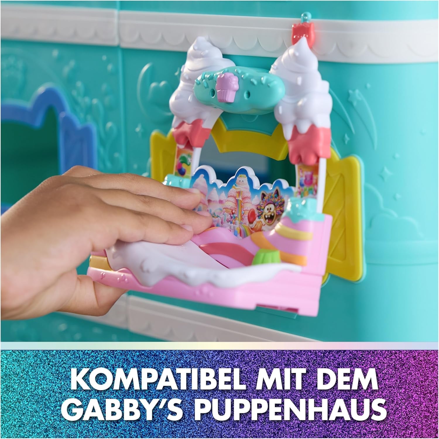 DREAMWORKS DOMEČEK PRO PANENKY GABBY: FILM – Kuchi's Sweet Balcony Playset s figurkami domečku pro panenky a doplňky pro děti od 3 let