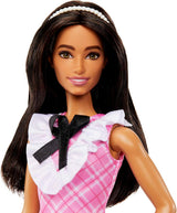 Panenka Barbie Fashionistas Sportovní černé vlasy a perlová čelenka v růžových kostkovaných šatech s černou mašlí a nařaseným límcem pro děti od 3 let HJT06