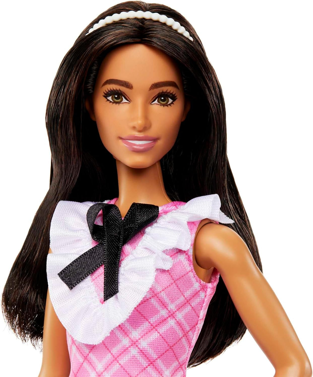 Panenka Barbie Fashionistas Sportovní černé vlasy a perlová čelenka v růžových kostkovaných šatech s černou mašlí a nařaseným límcem pro děti od 3 let HJT06
