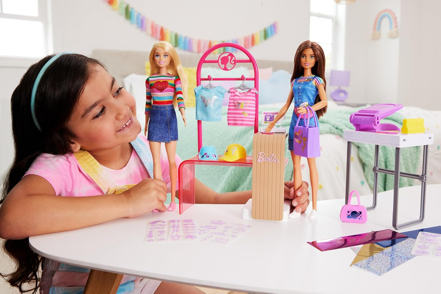Barbie Fashion Boutique Playset – panenka s fóliovým vzorem, více než 150 originálních vzhledů, obsahuje 2 halenky a 5 fóliových listů, stojan na oblečení a čtečku kreditních karet, věk 3+, HKT78