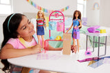 Barbie Fashion Boutique Playset – panenka s fóliovým vzorem, více než 150 originálních vzhledů, obsahuje 2 halenky a 5 fóliových listů, stojan na oblečení a čtečku kreditních karet, věk 3+, HKT78