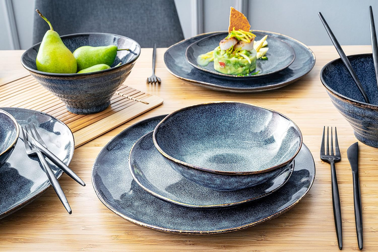 SANGER | Tokyo Dinnerware Set 12dílná sada kameninového nádobí pro 4 včetně talířů, dezertních talířů a misek, tmavě modrá s černými akcenty | PRÉMIOVÁ KOLEKCE