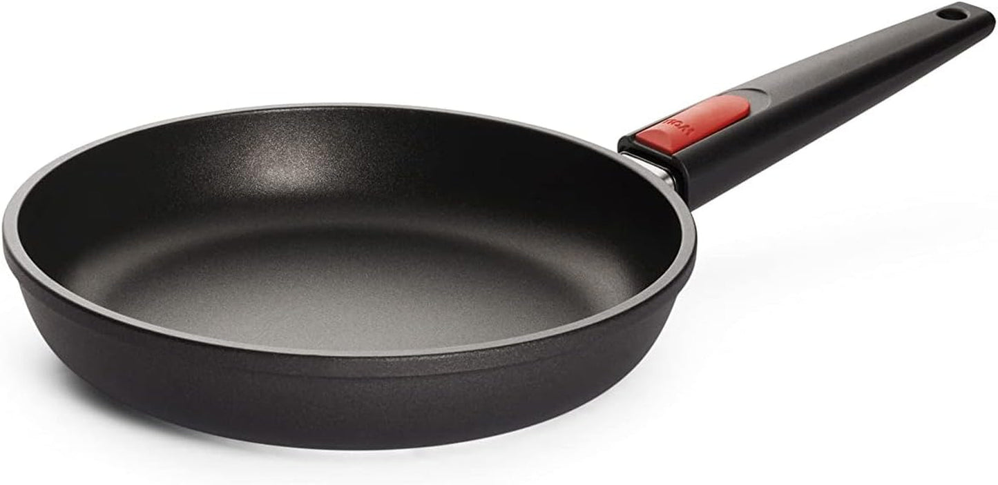 Woll Nowo Titanová plochá pánev - indukce, výška 5 cm, odnímatelná rukojeť - pro všechny typy varných desek, litý hliník, nepřilnavý povrch Hrnce a pánve Naty Shop 24 cm