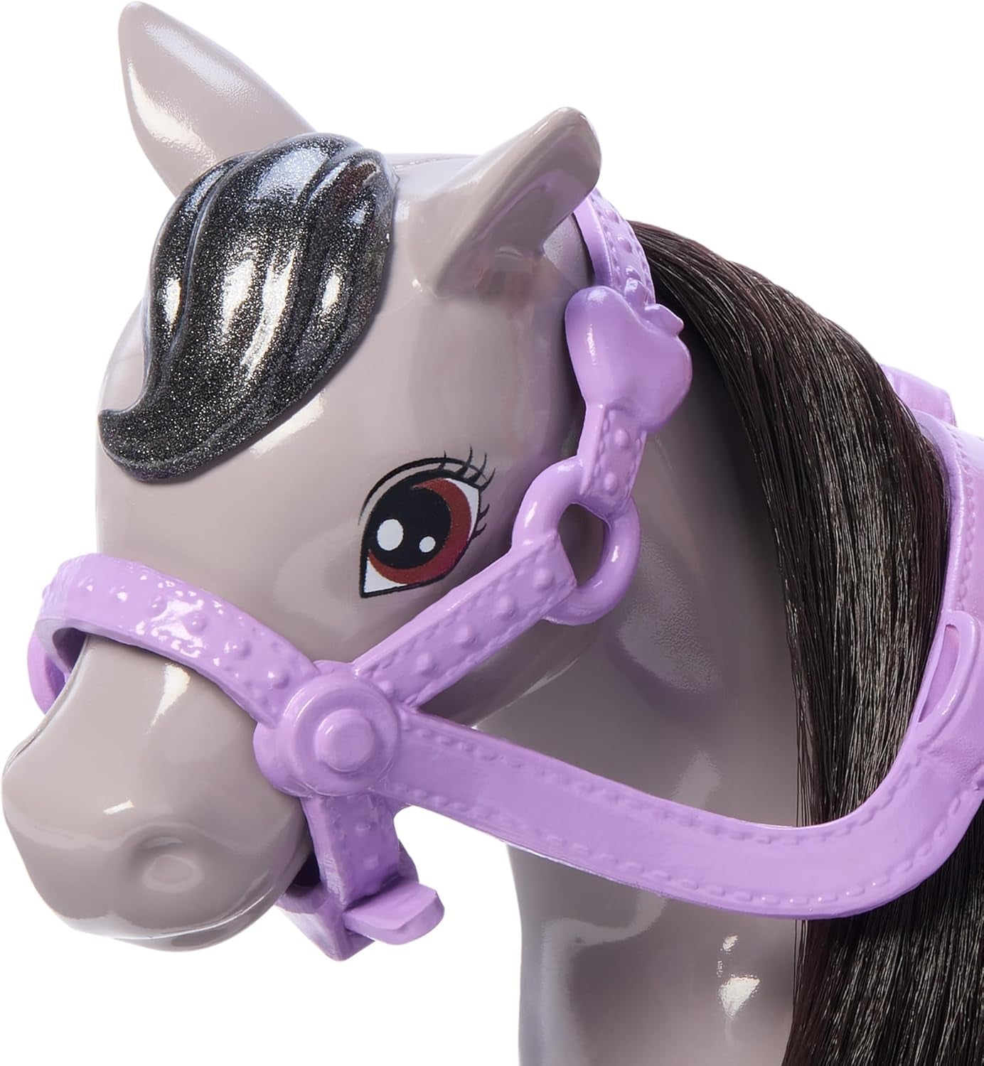 Panenka Barbie Chelsea a poník a poníci - Jezděte během hry, abyste mohli bezpečně sedět na koni, růžové sedlo a hůlky, obsahuje helmu a roztomilé kostkované šaty, věk 3 a více, panenky Naty Shop HTK29