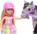 Panenka Barbie Chelsea a poníci – připoutejte se pro hraní a bezpečnou jízdu, růžové sedlo a schůdky, obsahuje helmu a roztomilé kostkované šaty, od 3 let, HTK29