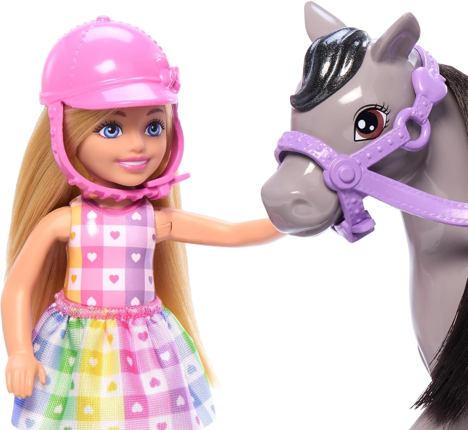 Panenka Barbie Chelsea a poníci – připoutejte se pro hraní a bezpečnou jízdu, růžové sedlo a schůdky, obsahuje helmu a roztomilé kostkované šaty, od 3 let, HTK29