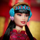 BARBIE Lunar New Year Barbie Puppe - Traditionelles Dreid in glücksbringendem Rot mit Pfingstrosen muster, azurově modrá Schuhe s růžovým třpytem, ​​inspiriert von der Peking-Oper, HRM57