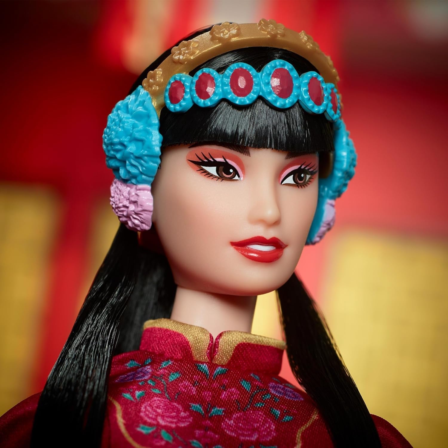 BARBIE Lunar New Year Barbie Puppe - Traditionelles Dreid in glücksbringendem Rot mit Pfingstrosen muster, azurově modrá Schuhe s růžovým třpytem, ​​inspiriert von der Peking-Oper, HRM57