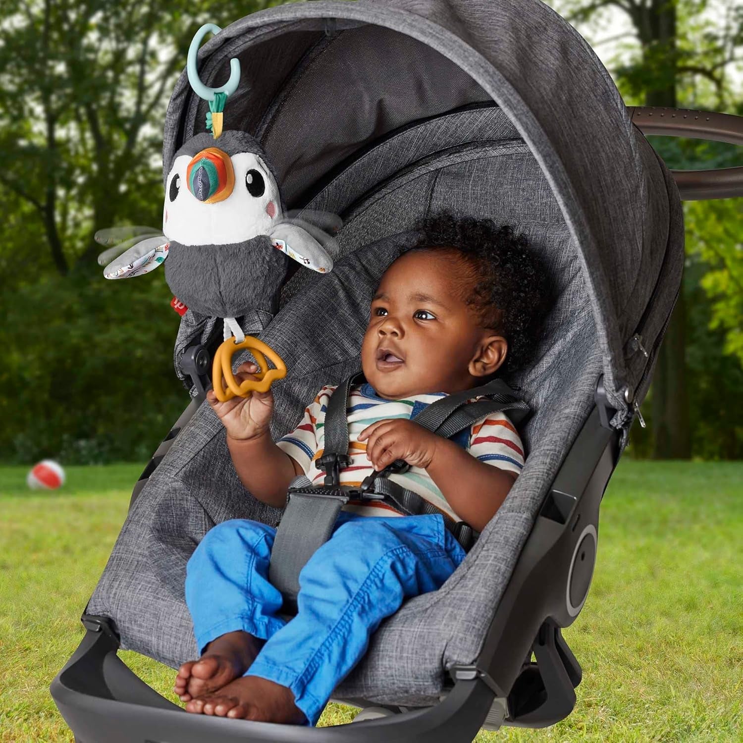 FISHER-PRICE Flap & Go Toucan - Plyšová hračka do kočárku podporuje jemné motorické a smyslové dovednosti u novorozenců od narození HNX66 Baby Toys Naty Shop