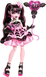 Děsivá a sladká narozeninová panenka Monster High Draculaura v růžových společenských šatech s tematickými doplňky, jako je pozvánka, balónek, dárek, vějíře a další, JBG74