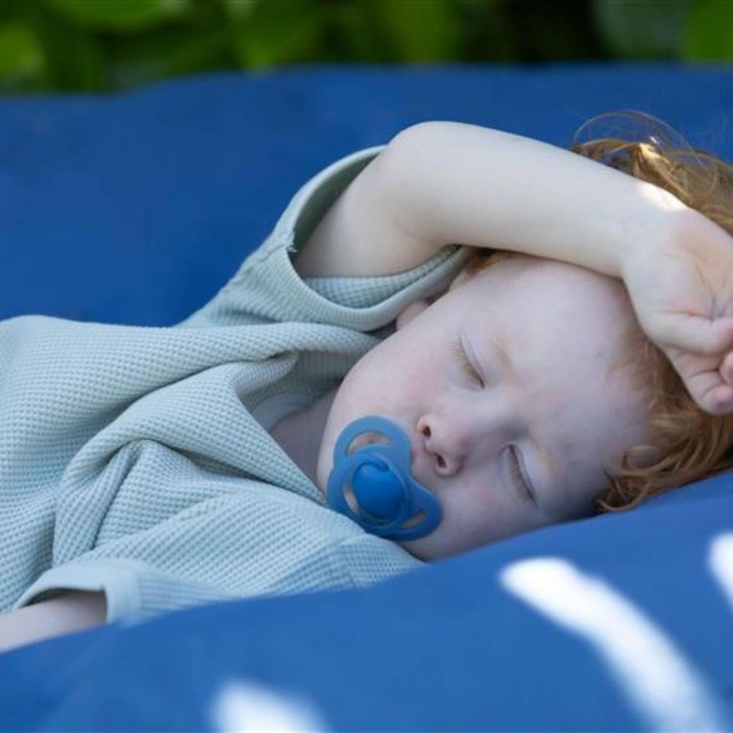 Nuby – Sada 5 ks měkkých silikonových ortodontických dudlíků a dudlíků | 3 modely pro den a noc | 2 modely, které svítí ve tmě | Bez BPA | Tvar podobný prsům | Na 18-36 měsíců