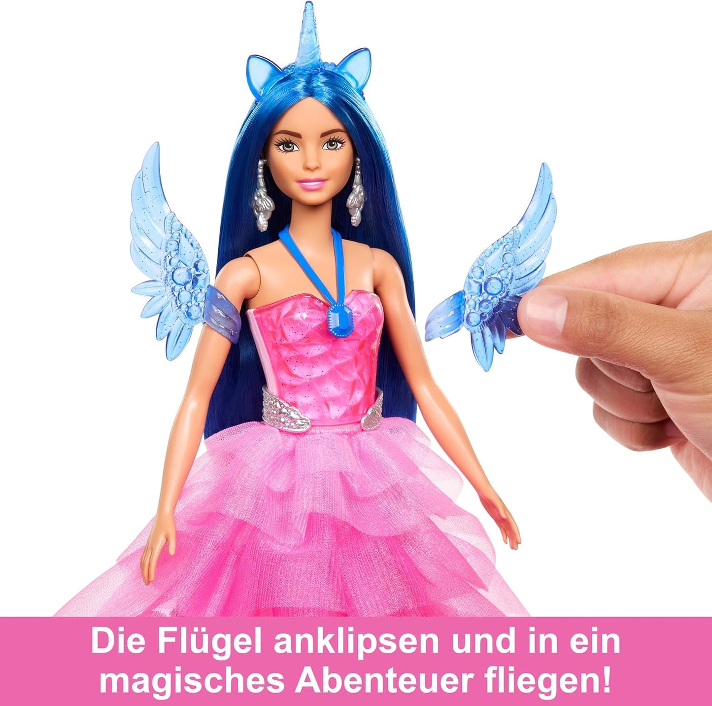 Skrytá magie Barbie – panenka jednorožec, růžové šaty se safírově modrými detaily, čelenka pro jednorožce, odnímatelná safírová křídla a ocas, od 3 let, HRR16