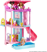 Barbie Chelsea Playhouse – 3 transformující se patra, tajná hřiště, výtah, bazén, skluzavka, 2 domácí mazlíčci a 20+ doplňků, pro věk 3+, HHX44 Naty Shop domečky pro panenky