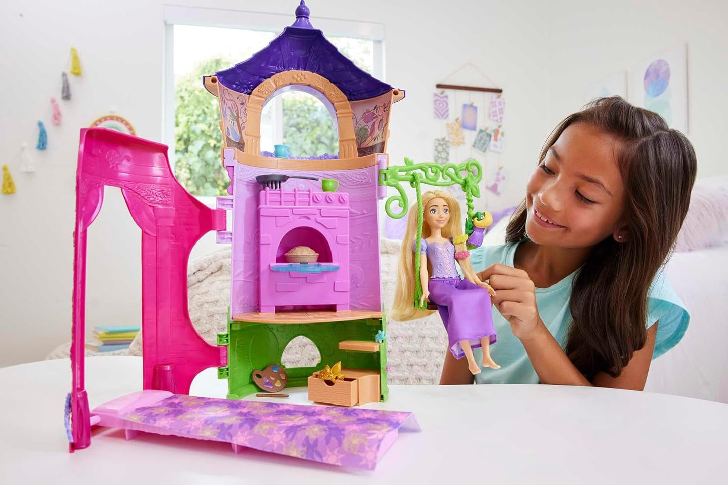 Disney Princess HMV99 - Rapunzel pohyblivá panenka a věž na hraní se zábavou všude kolem, 6 herních oblastí a 15 doplňků, inspirováno filmem Disney, hračky pro 3leté panenky Naty Shop Dolls
