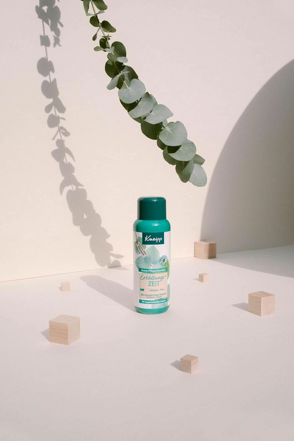 Kneipp Aroma Foam Bath Cold Season, koupelová přísada s přírodními esenciálními oleji z eukalyptu a máty, 400 ml Sprcha a koupel Naty Shop
