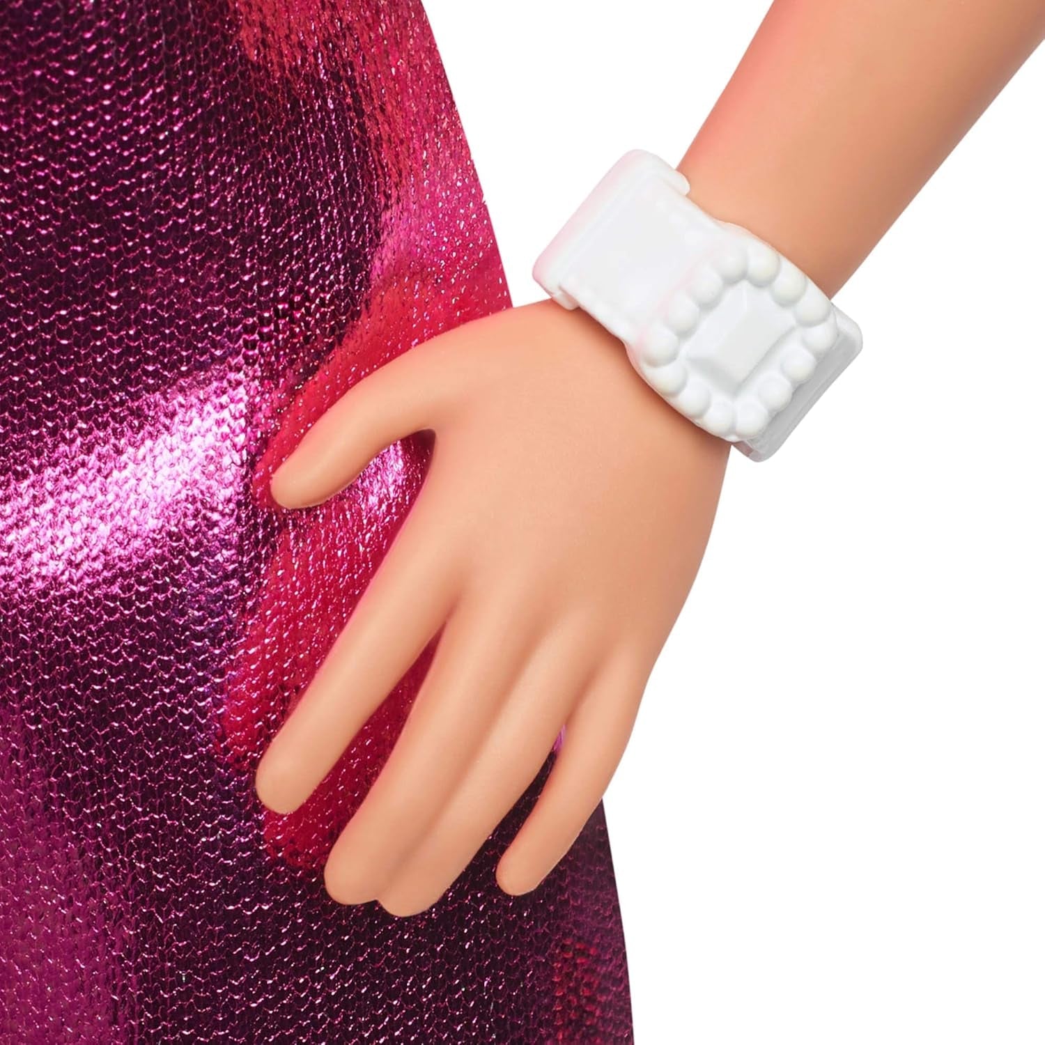 Panenka Barbie Fashionistas č. 230 s blond vlasy, růžové kovové minišaty s výřezem na srdce, bílý náramek a vysoké podpatky, HYT88