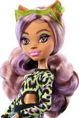 Panenka Monster High Scare Adise Island Clawdeen Wolf s plavkami, joggingovými kalhotami a plážovými doplňky, jako je kšilt, láhev s vodou a kniha