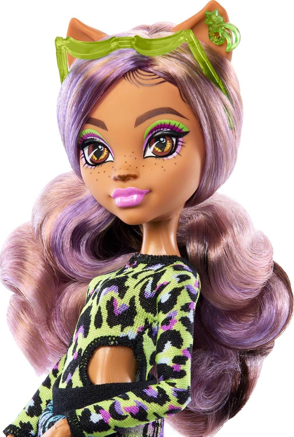 Panenka Monster High Scare Adise Island Clawdeen Wolf s plavkami, joggingovými kalhotami a plážovými doplňky, jako je kšilt, láhev s vodou a kniha