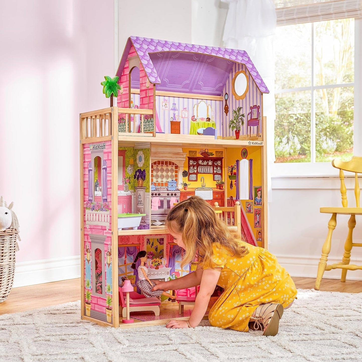 KidKraft Kayla dřevěný domeček pro panenky s nábytkem a doplňky, 3patrová herní sada pro 30cm panenku, hračka pro děti od 3 let, 65092 – exkluzivně na Amazonu