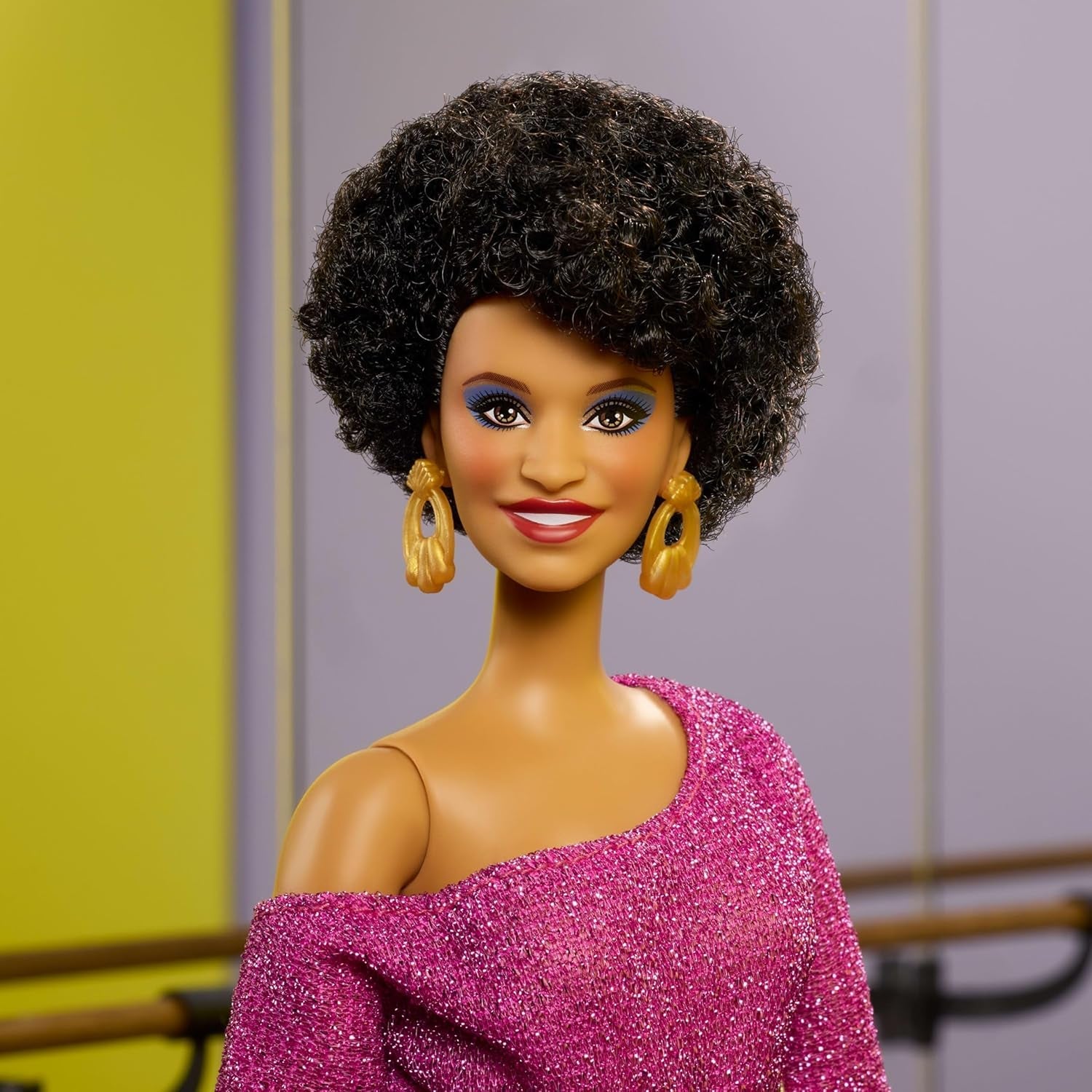 Panenka Barbie Signature Debbie Allen Tribute Collection v topu mimo rameno, zlatý pásek a fialové třásňové kalhoty a legíny, JBJ24