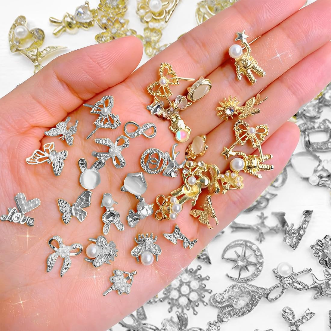 50 zlatých přívěsků na nehty Stück, 3D lesklé přívěsky na nehty, Glitzersteine ​​​​Nägel Perle Legierung Nagel, přívěsky Schmetterling Strasssteine ​​​​Nägel, DIY Nail Art Zubehör, Für Mädchen Frauen