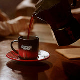 Kávovar Bialetti Moka Express Stranger Things na 6 šálků, hudební tlačítko s funkcí nabíjení USB-C, nevhodné pro indukční varné desky, 6 šálků (270 ml), černá