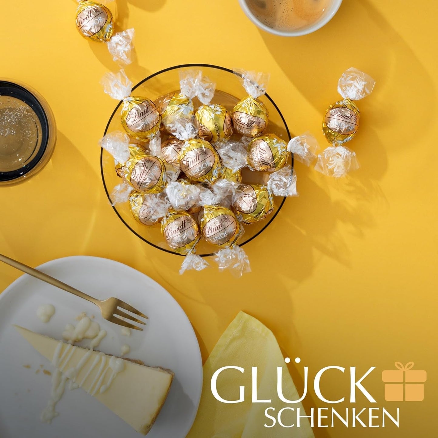 Lindt Čokoláda | LINDOR Cheesecake Bag | 1 kg | 80 bílých mléčných čokoládových kuliček s tvarohovou náplní rozplývající se v ústech | Dárek čokolády ke sdílení