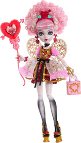 Panenka Monster High Scary Sweet Birthday Cupid Asteria v růžových a červených společenských šatech s tematickými doplňky, jako je pozvánka, balónek, dárek a další, JBG77