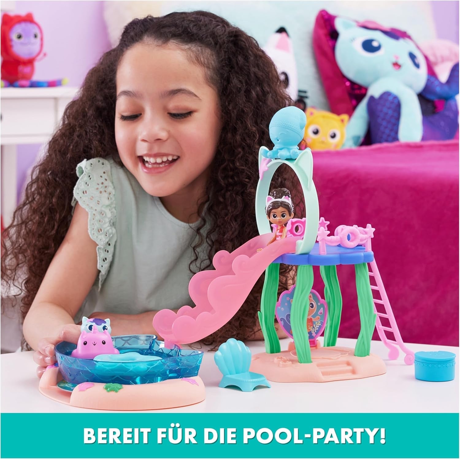 Domeček pro panenky Gabby, herní sada Purific Pool Party s figurkami Gabby a Surikaty a pokoj Deluxe, Pečení dortů, Kuchyně Cakey