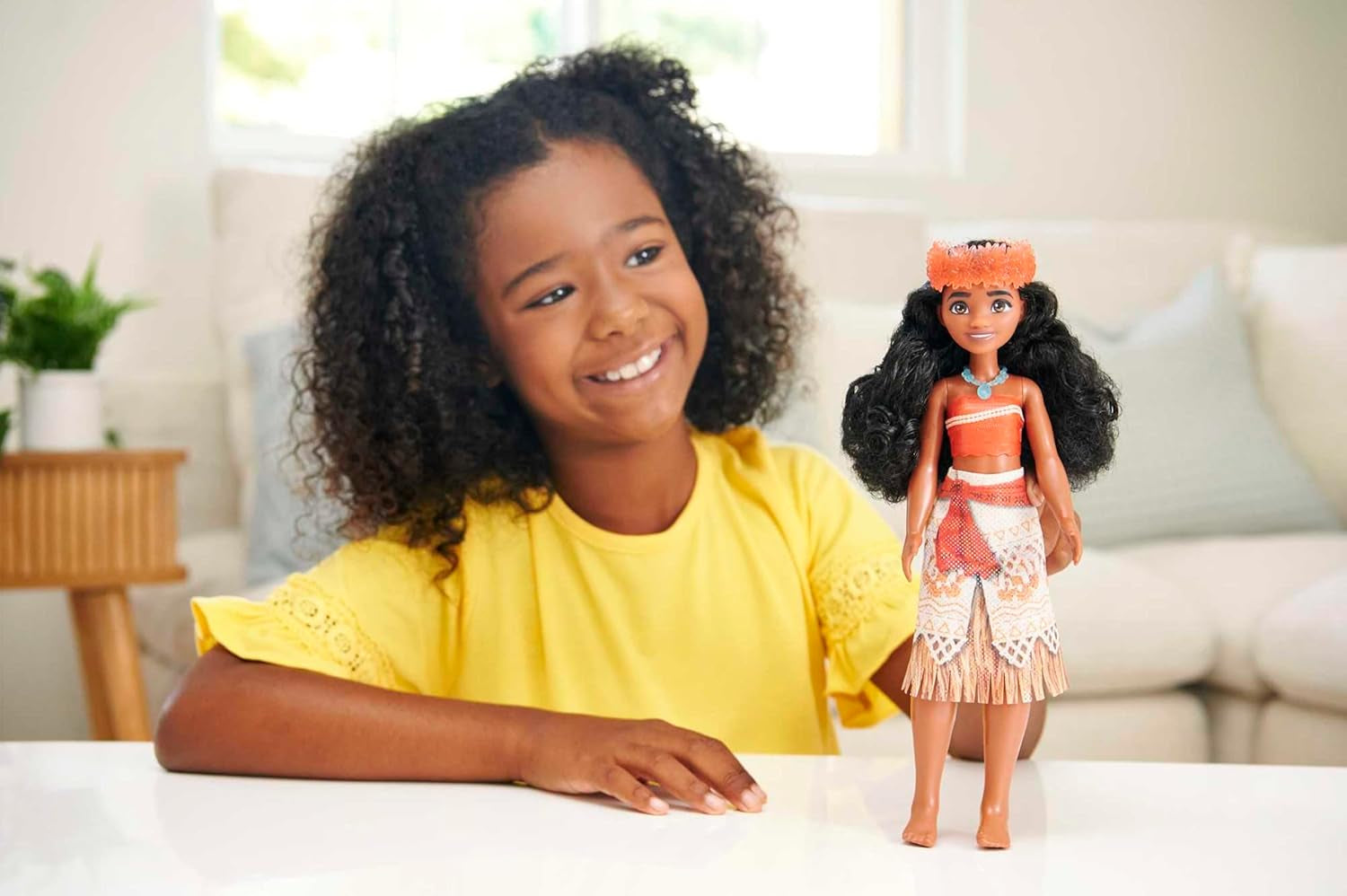 Mattel DISNEY Moana - Kloubová módní panenka s třpytivým outfitem, odnímatelnou čelenkou a náhrdelníkem, pro děti od 3 let, HPG68