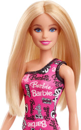 Módní panenka Barbie s rovnými blond vlasy v růžových odepínacích šatech na jedno rameno a botách s tištěným logem, HRH07