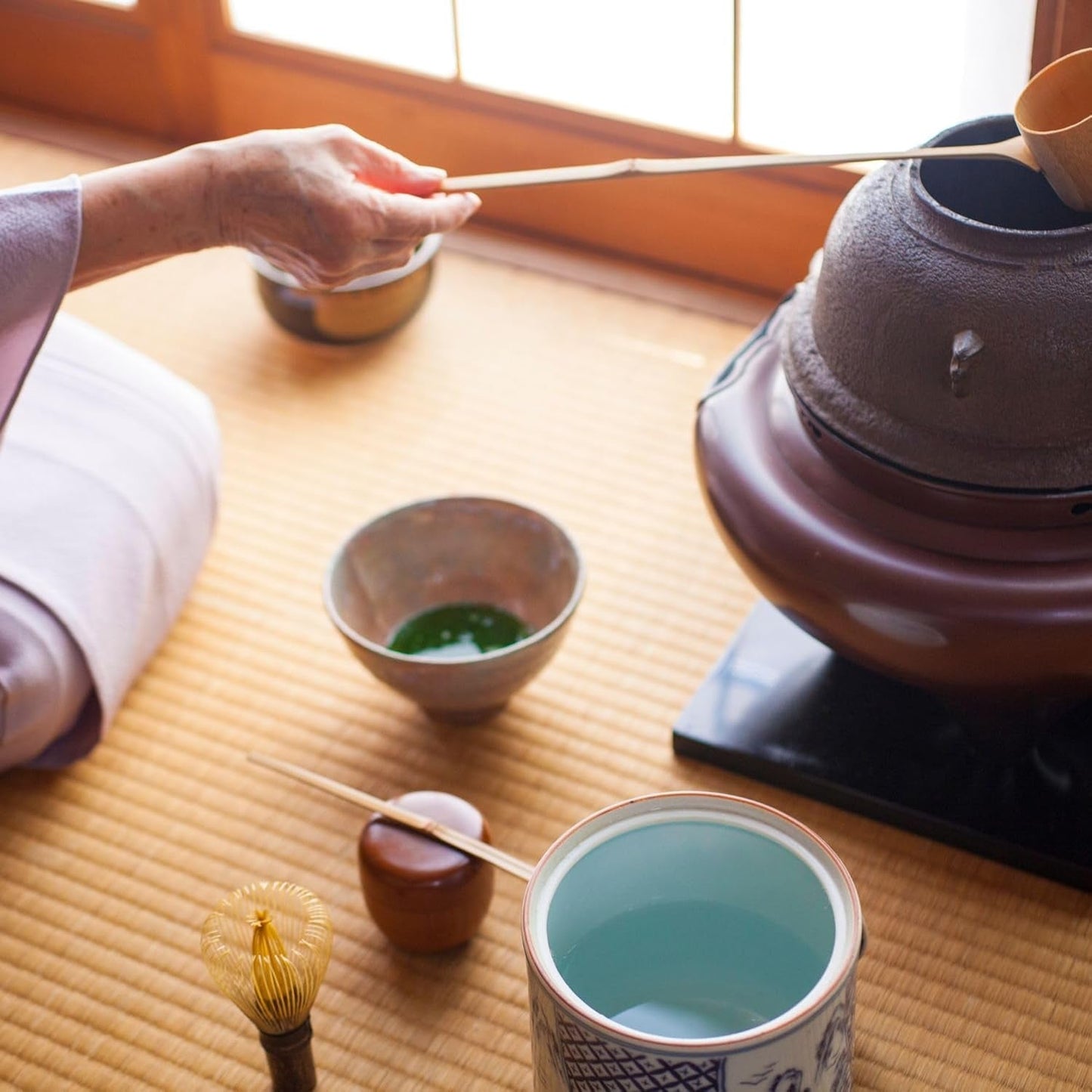 Sakura Matcha Tea 50g - Ceremoniální třída z Japonska - Prémiový zelený čaj s práškem z květů sakury - První sklizeň, mletý kámen, Vegan, bez přísad