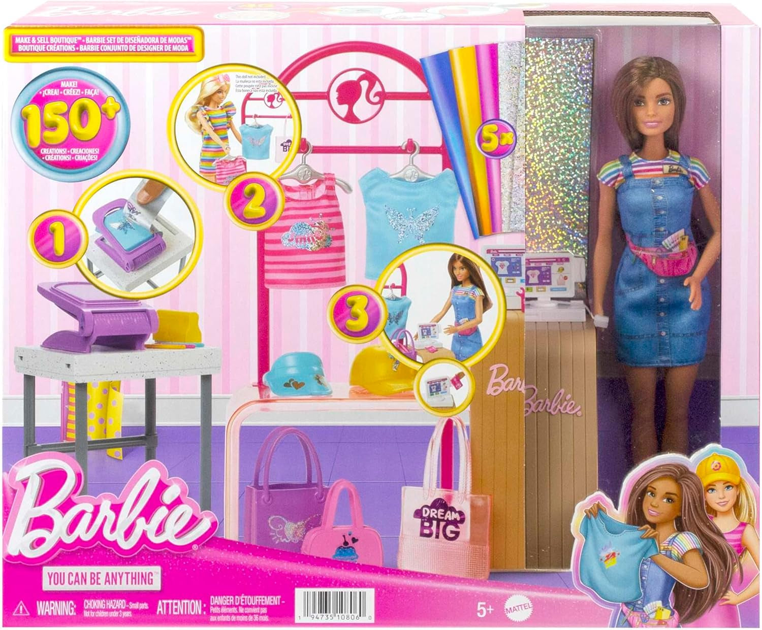 Barbie Fashion Boutique Playset – panenka s fóliovým vzorem, více než 150 originálních vzhledů, obsahuje 2 halenky a 5 fóliových listů, stojan na oblečení a čtečku kreditních karet, věk 3+, HKT78